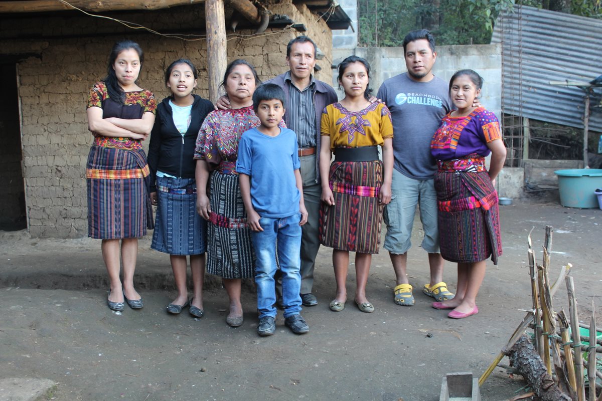 Seis de los 13 hijos de la familia Cúmez Algua, junto a sus padres, quienes residen en Chichicastenango, Quiché. (Foto Prensa Libre: Ángel Julajuj)