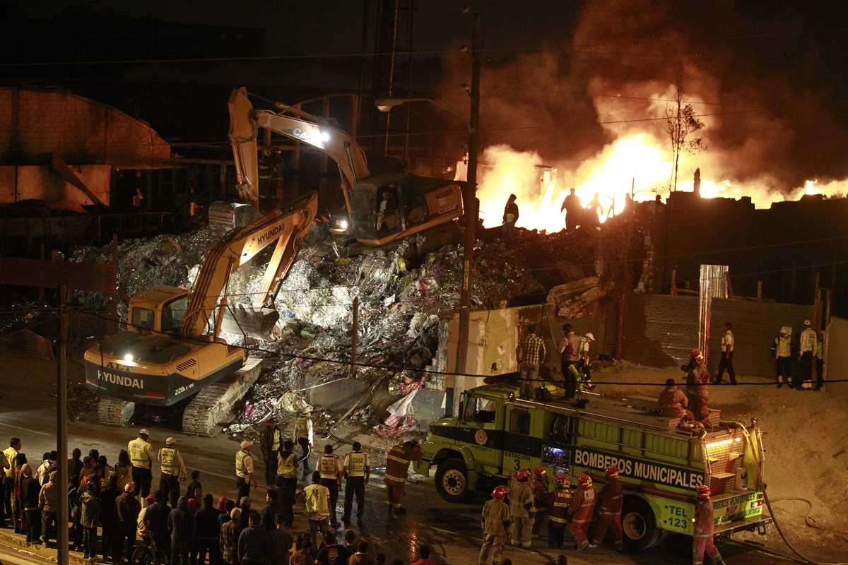 El incendio se reactivó en la recicladora Ecoplast, S. A., ubicada en la colonia Landívar zona 7. (Foto Prensa Libre: Carlos Hernández Ovalle)