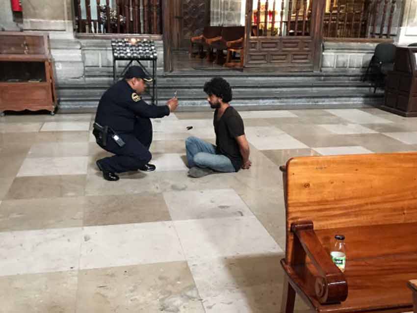 Agentes policiales de la Ciudad de México capturan a presunto atacante de un cura en la Catedral Metropolitana. (Foto Prensa Libre: Twitter)