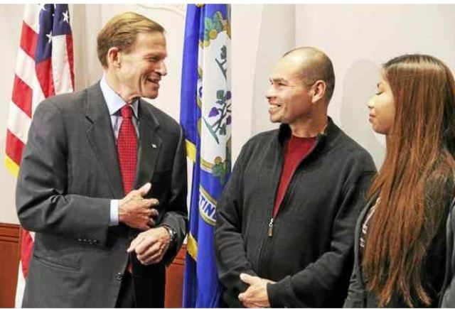 El senador Richard Blumenthal conversa con Luis Barrios y su hija Jessica. (Foto Prensa Libre: Tomado de New Haven Reporter)