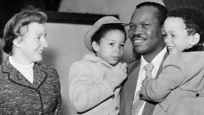 Ruth y Seretse tuvieron cuatro hijos. Uno de ellos, Ian, fue elegido presidente de Botswana en 2008. AP