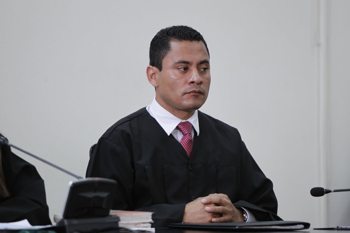 El juez Carlos Giovanni Ruano denunció de manera pública haber recibido presiones de la magistrada Blanca Stalling, para beneficiar a acusados en el juicio IGSS-Pisa e IGSS-Chiquimula. (Foto Prensa Libre: Hemeroteca)