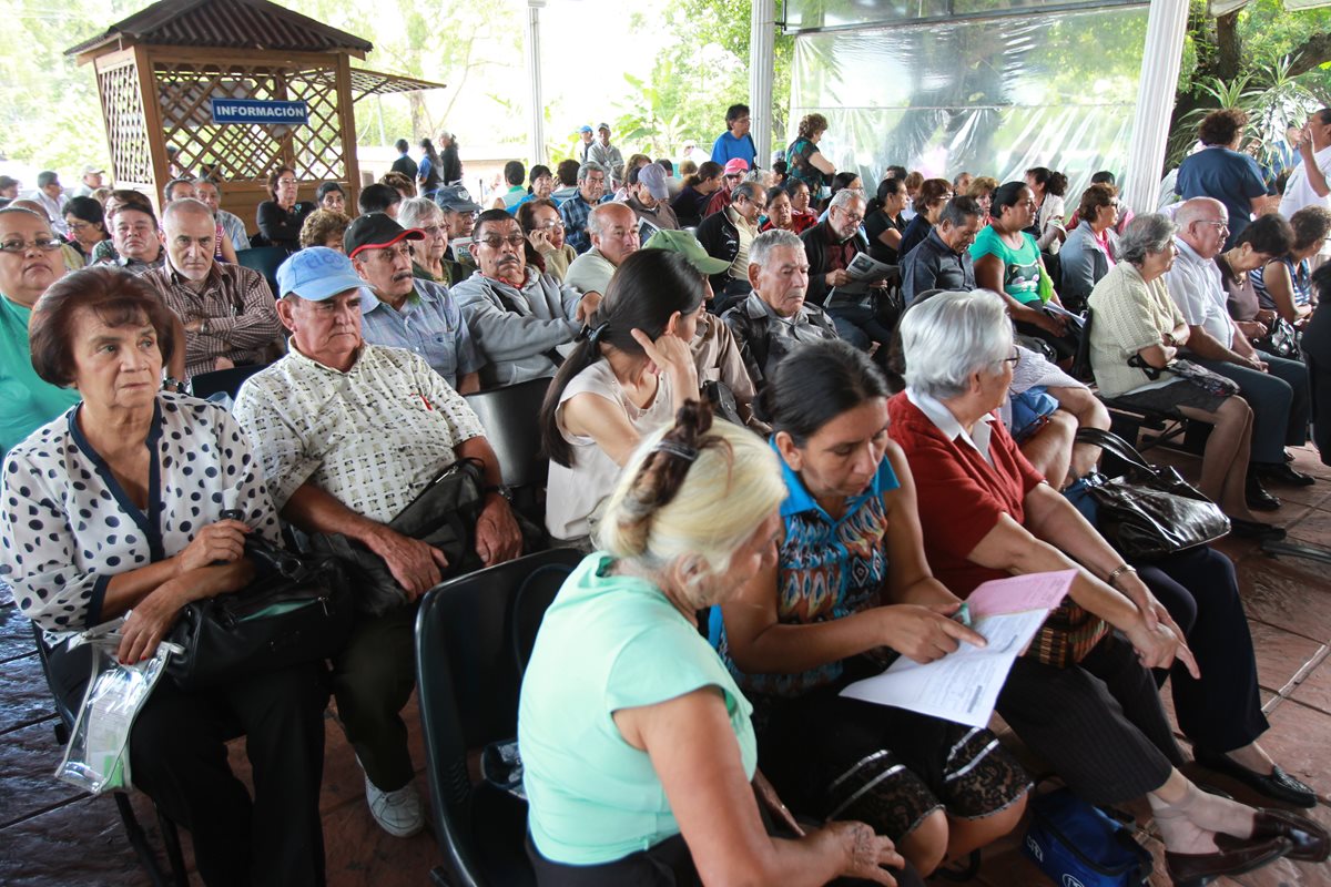 Jubilados esperan atención en clínicas del Camip. (Foto Prensa Libre: Hemeroteca PL)