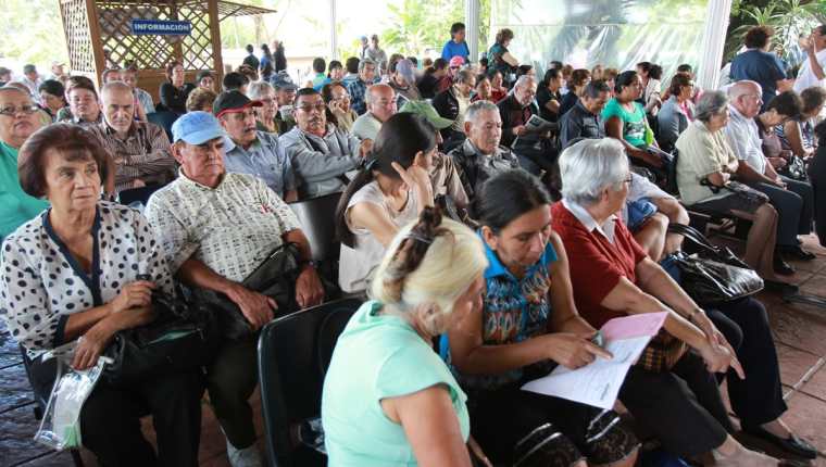 Jubilados esperan atención en clínicas del Camip. (Foto Prensa Libre: Hemeroteca PL)