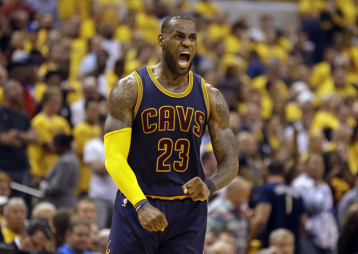 LeBron James encamina a los Cavs para definir la serie contra Indiana en los playoff de la NBA. (Foto Prensa Libre: AP)