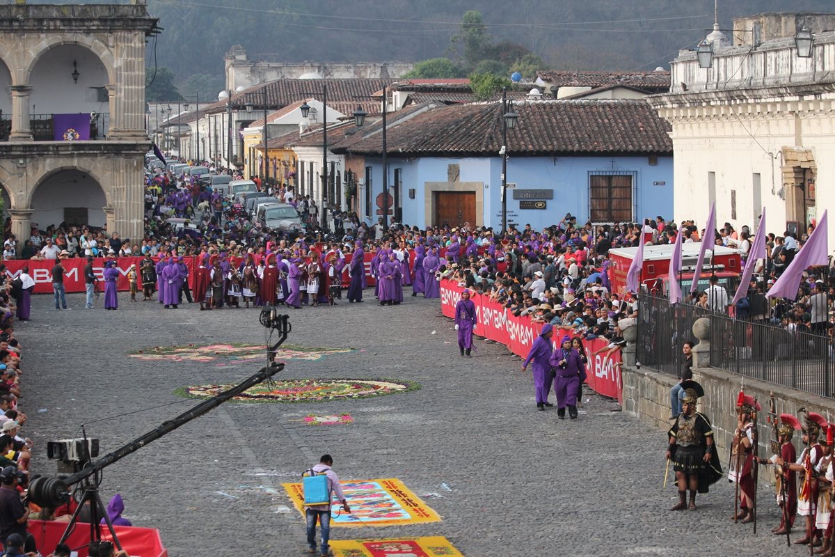 Feligreses esperan el paso de la procesión de Jesús Nazareno de la Caída, en Antigua Guatemala. (Foto Prensa Libre: Miguel López)