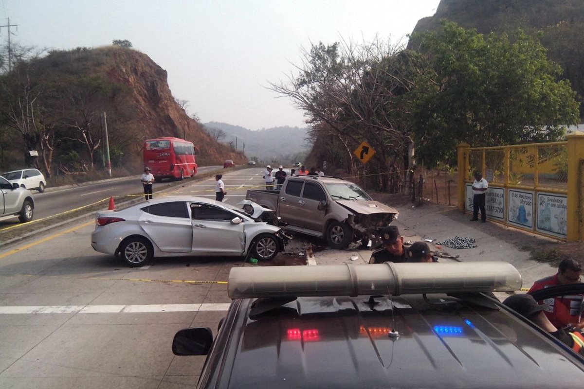 Autoridades resguardan vehículos que chocaron en San Antonio La Paz, El Progreso. (Foto Prensa Libre: Hugo Oliva)