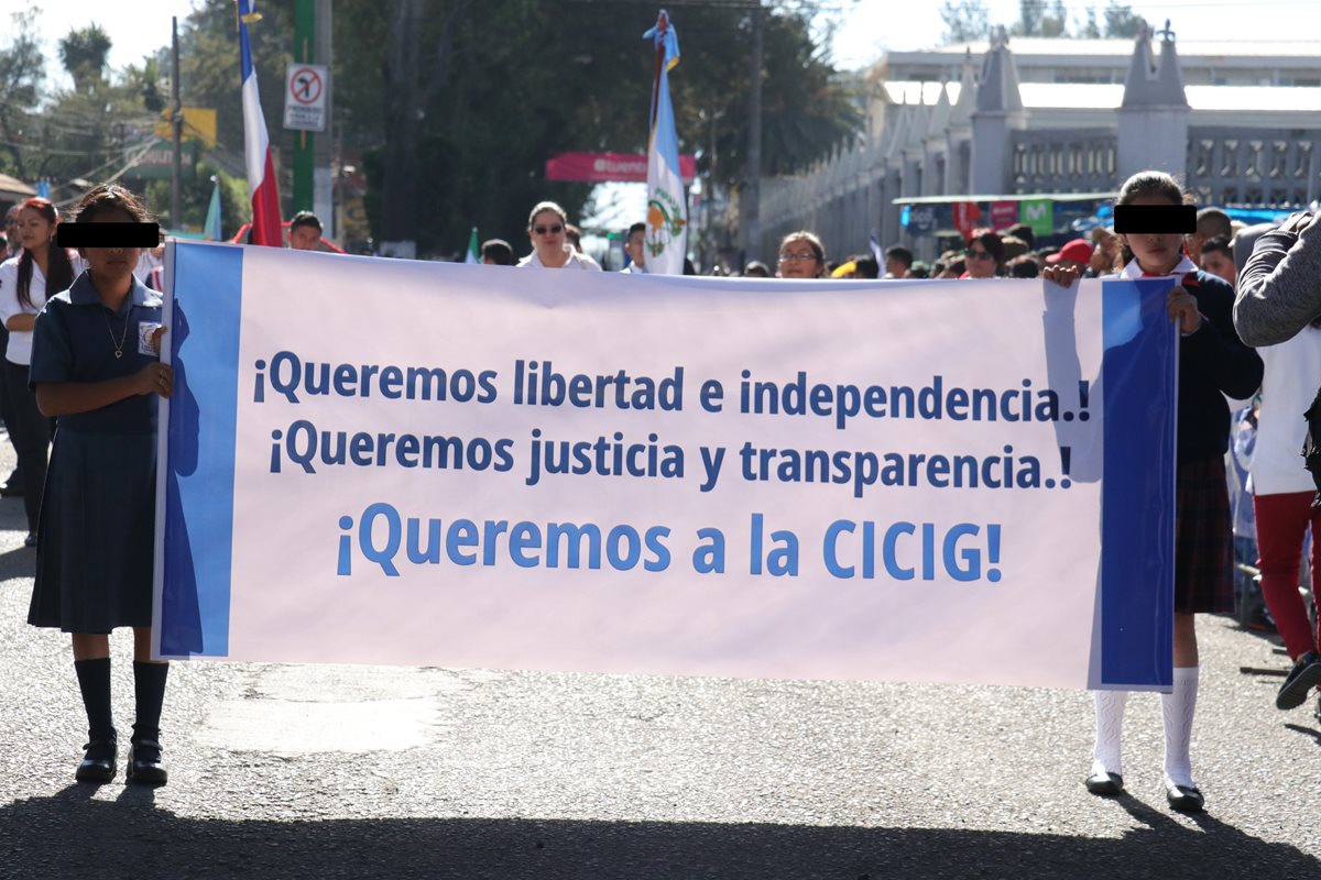 Todos las escuelas oficiales primaria que desfilaron el pasado 7 llevaron una pancarta con un mensaje a favor de Cicig. (Foto Prensa Libre: Hemeroteca PL)