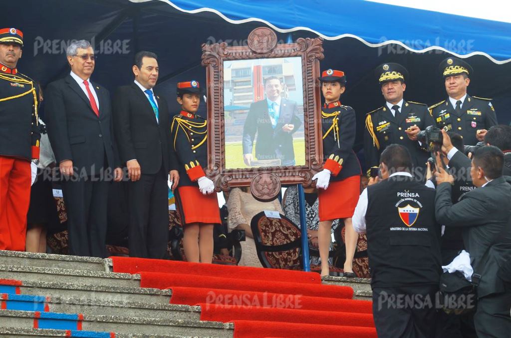 Jimmy Morales recibe Q50 mil extras por concepto de bono del Ejército de Guatemala. (Foto Prensa Libre: Hemeroteca PL)