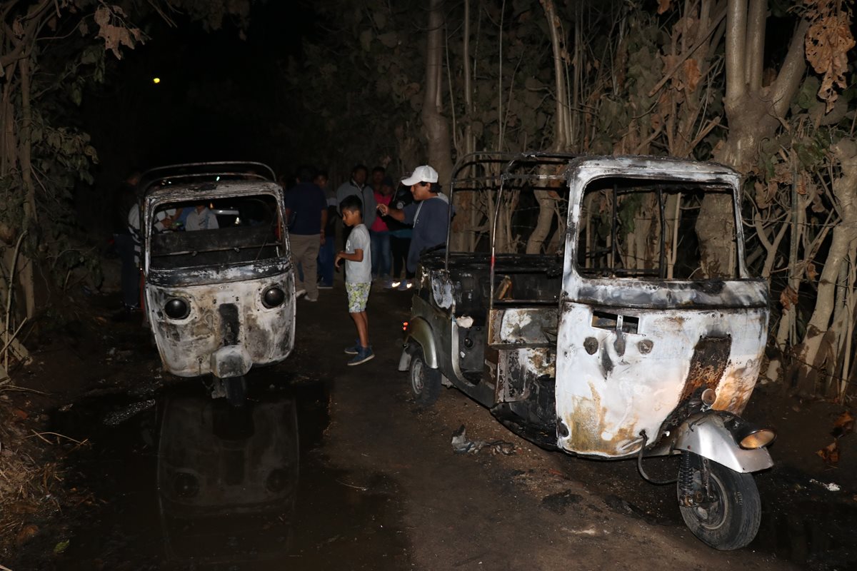 Así quedaron los dos mototaxis quemados en Jocotenango. (Foto Prensa Libre: Renato Melgar).