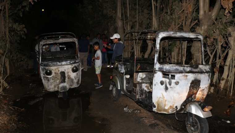 Así quedaron los dos mototaxis quemados en Jocotenango. (Foto Prensa Libre: Renato Melgar).