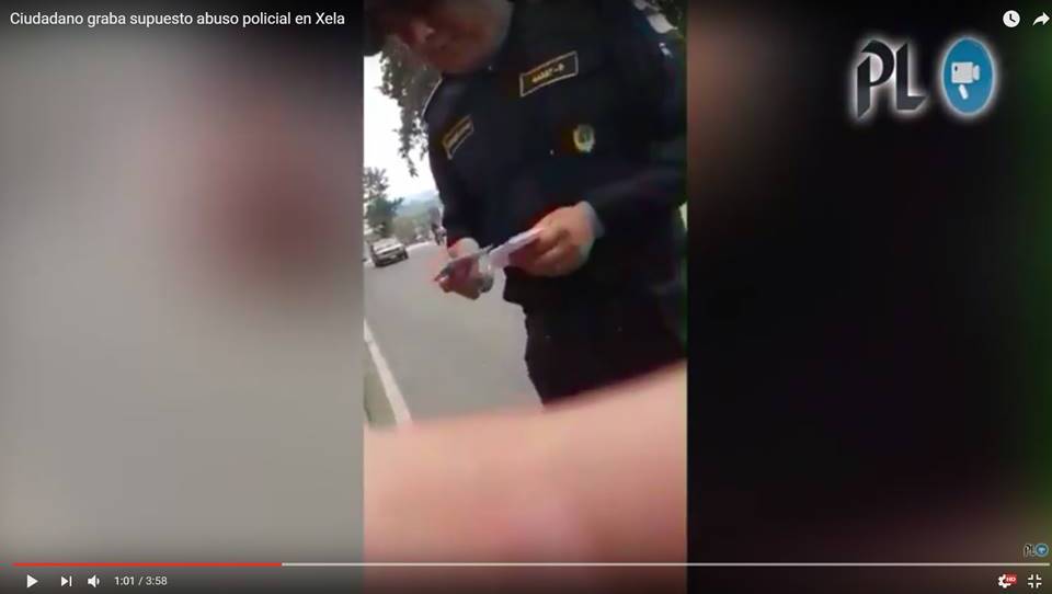 Agentes de la PNC son grabados en video por un automovilista en Xela. (Foto Prensa Libre:)