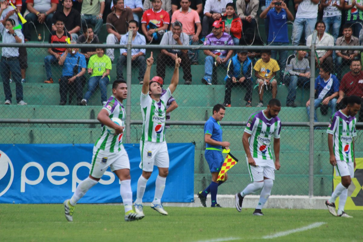 Agustín Herrera festeja después de marcar frente a Suchitepéquez. (Foto Prensa Libre: Miguel López)