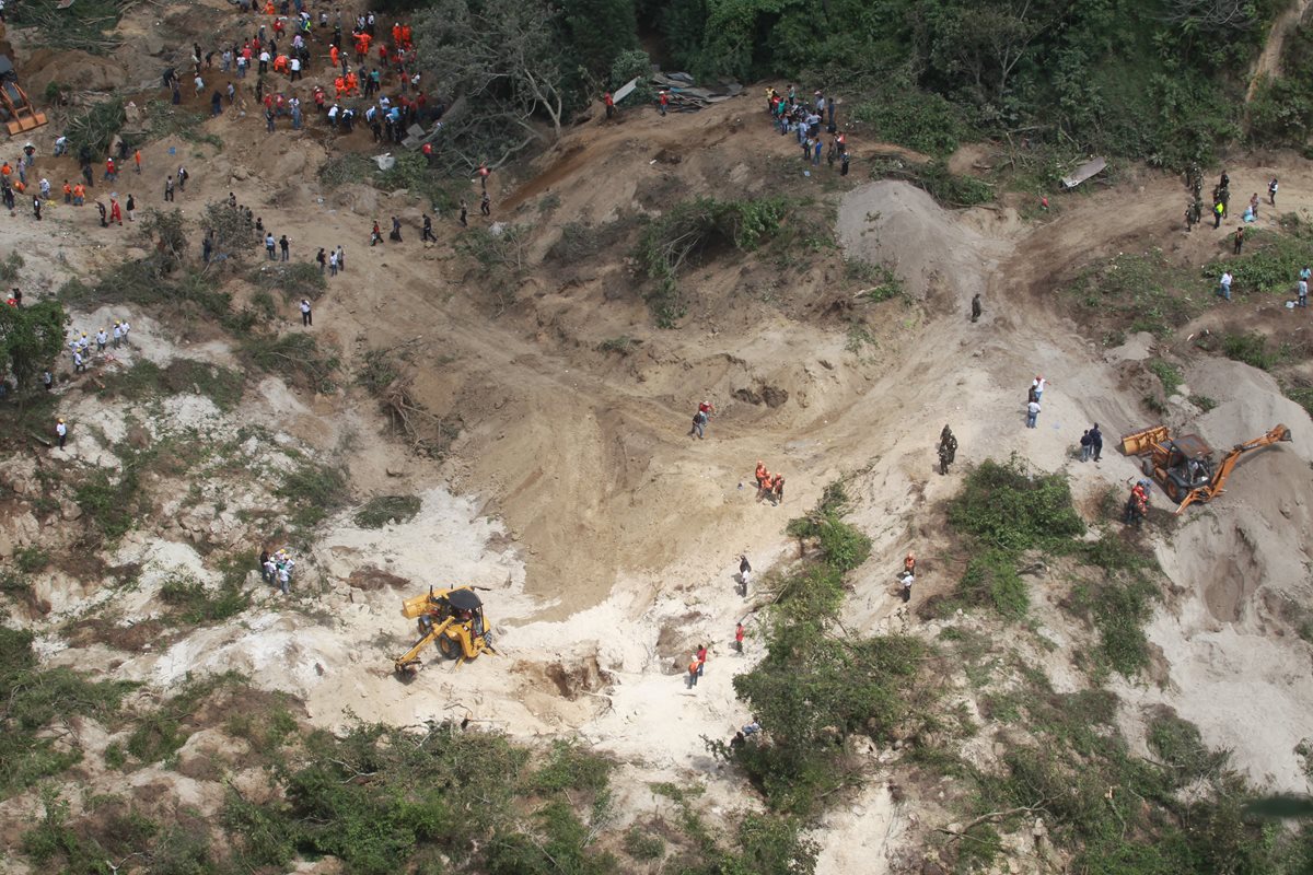Durante la emergencia de El Cambray 2, en 2015, las telefónicas habilitaron tiempo de aire ilimitado para facilitar la comunicación en el área. (Foto Prensa Libre: Hemeroteca PL)