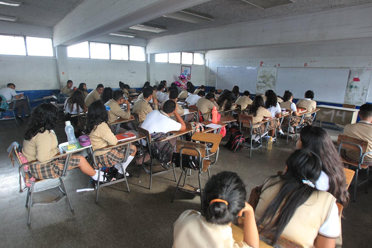 Los estudiantes de algunas secciones de la Escuela de Comercio 2 tienen entre 10 y 20 períodos libres a la semana, debido a la falta de maestros. (Foto Prensa Libre: Esbin García)