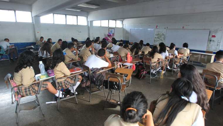 Los estudiantes de algunas secciones de la Escuela de Comercio 2 tienen entre 10 y 20 períodos libres a la semana, debido a la falta de maestros. (Foto Prensa Libre: Esbin García)