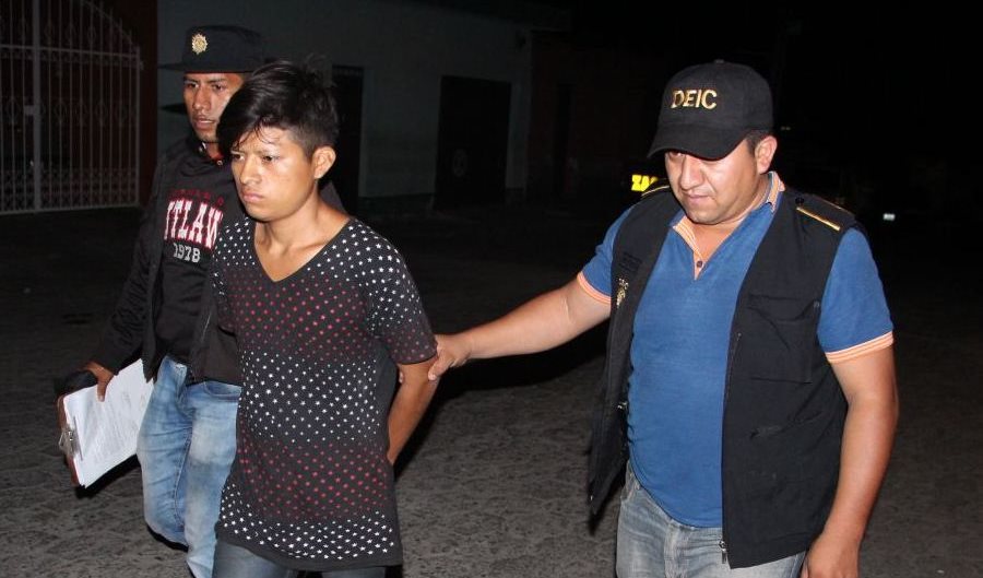 Víctor Hugo Herrera es trasladado a un juzgado en Zacapa, sindicado de haber participado en un crimen contra una niña. (Foto Prensa Libre: PNC)