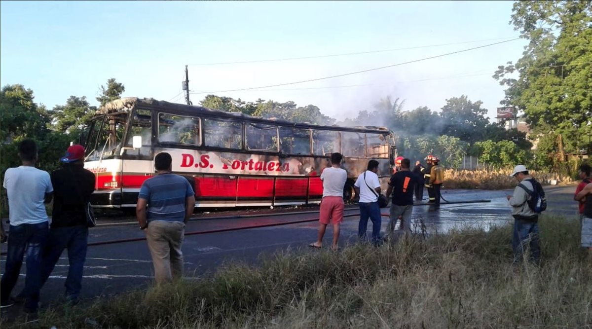 Un bus de Transportes Fortaleza se incendió esta mañana, en Coatepque, Quetzaltenango, por una falla electromecánica. (Foto Prensa Libre: Cortesía)