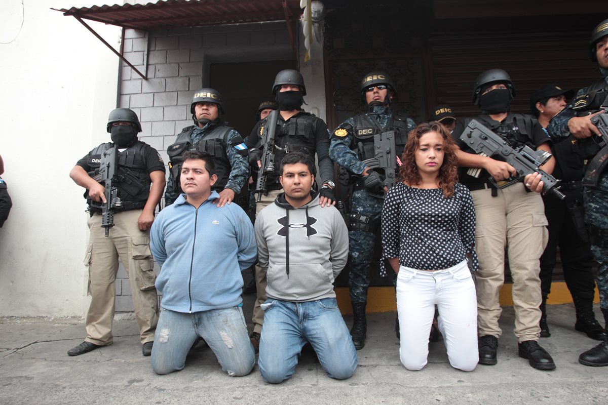 Tres de las cuatro personas capturadas señaladas del secuestro de un niño de 10 años. (Foto Prensa Libre: Hemeroteca PL)