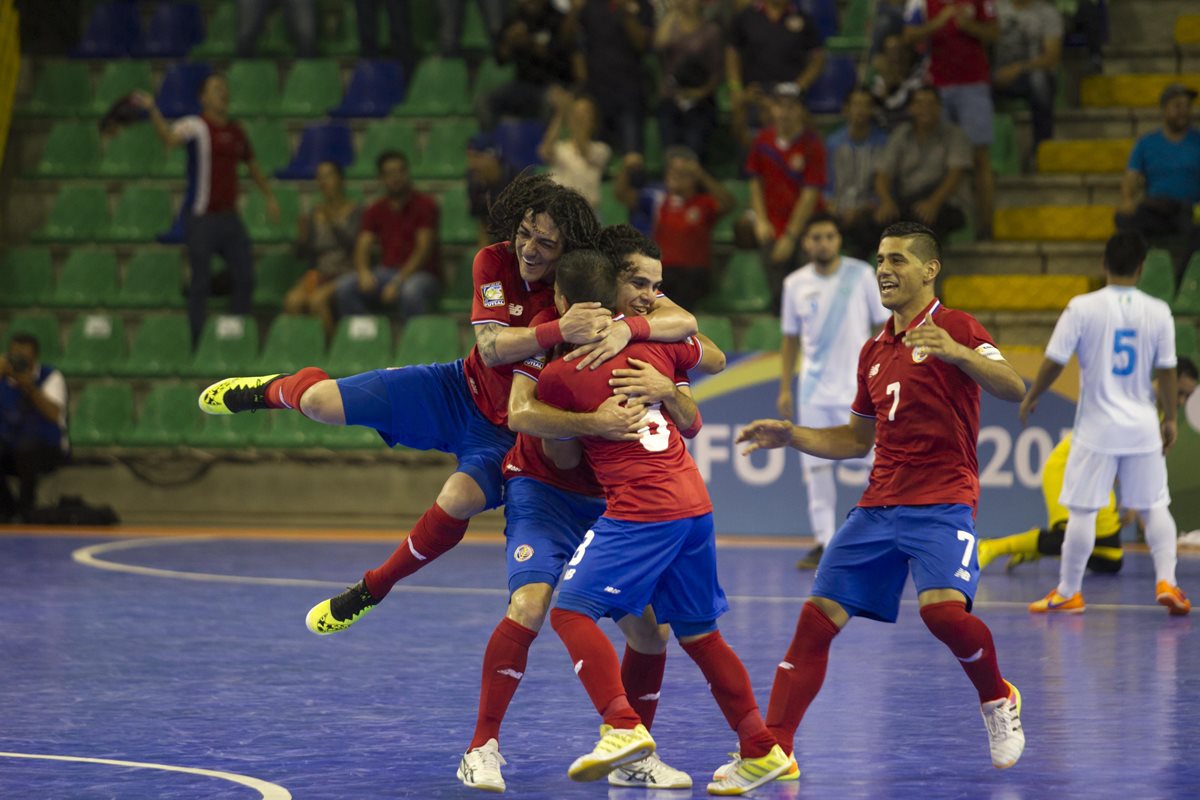 Los jugadores de Costa Rica festejan una de las anotaciones del juego, mientras los nacionales se lamentan. (Foto Prensa Libre: Norvin Mendoza)