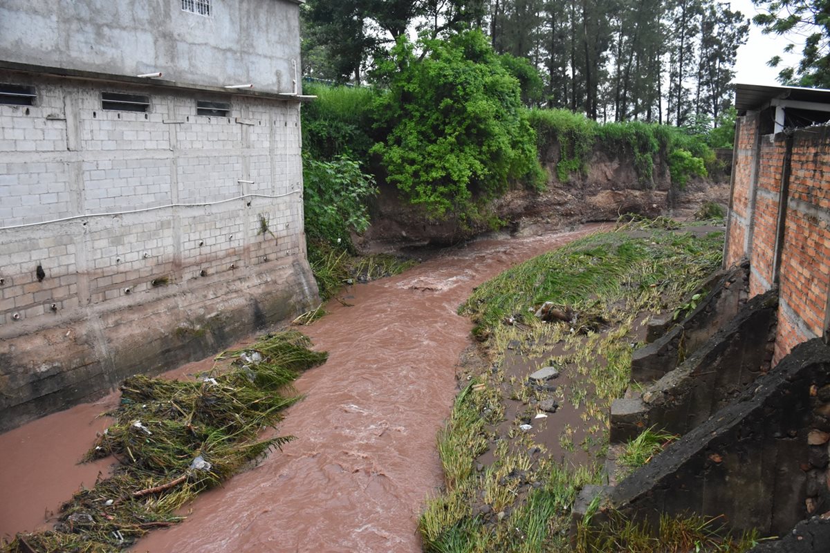Río Chantiago se desbordó por acumulación de desechos sólidos. (Foto Prensa Libre: Mario Morales)
