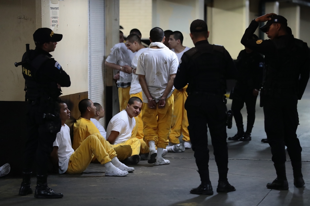 Los inconformes que provocaron el motín fueron traslados bajo custodia policial a los tribunales. (Foto Prensa Libre: Cortesía)