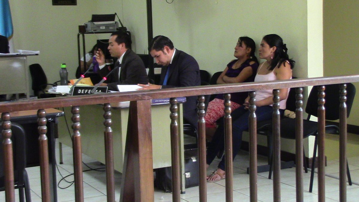 Hermanas Fabián Cardona durante el debate en el que fueron halladas culpables de asesinato. (Foto Prensa Libre: Mike Castillo)