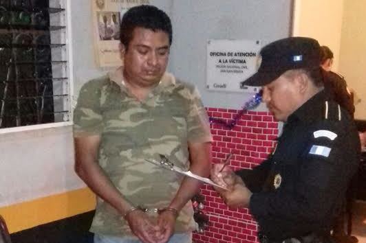 Félix Estuardo Cuxum Sarpec, de 40 años, fue aprehendido en Chiquimula cuando conducía un camión con gallinas de contrabando. (Foto Prensa Libre: Víctor Gómez)
