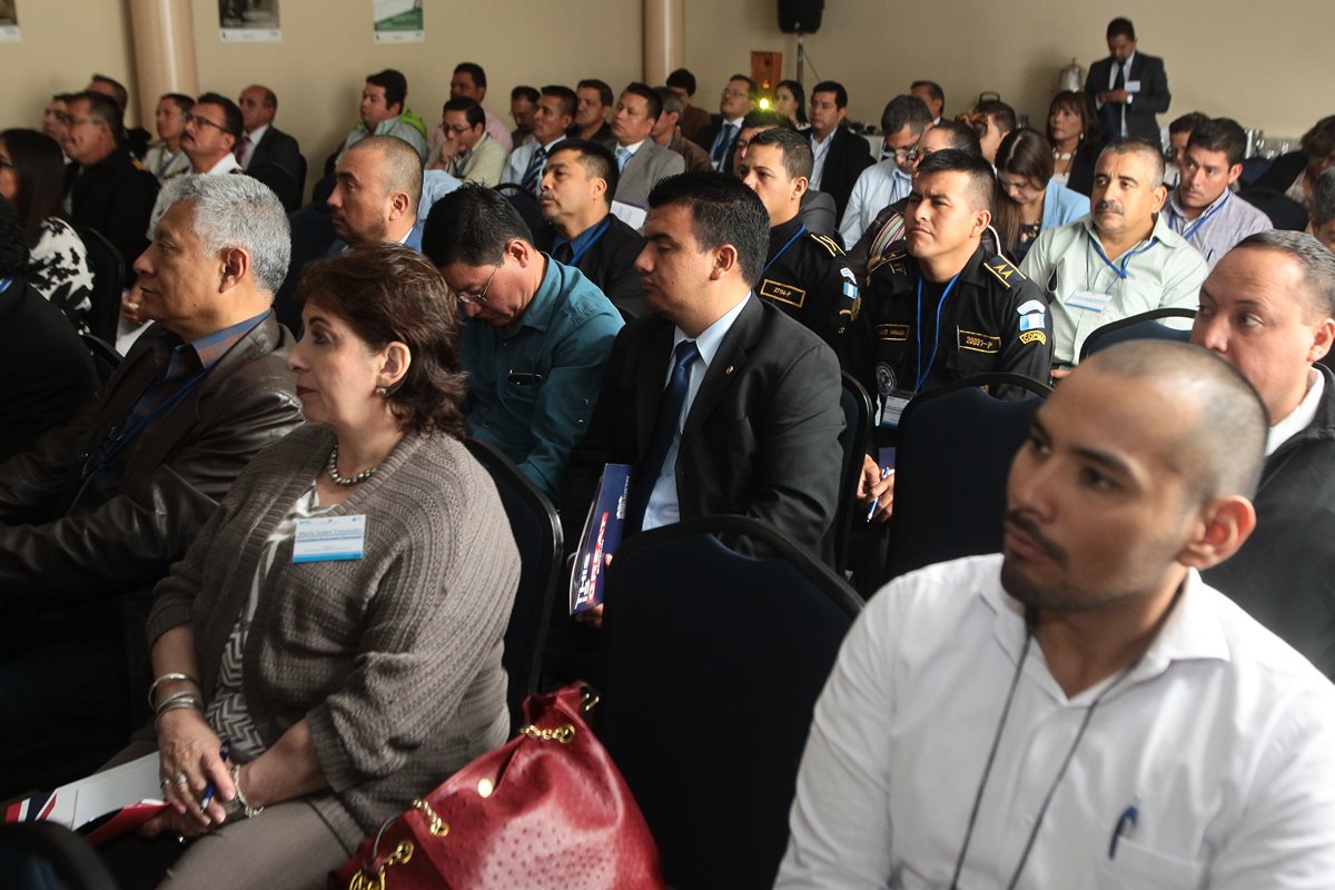 Autoridades de la SAT y expertos participaron en el seminario donde se informó que se licitarán marchamos electrónicos. (Foto Prensa Libre: Álvaro Interiano)