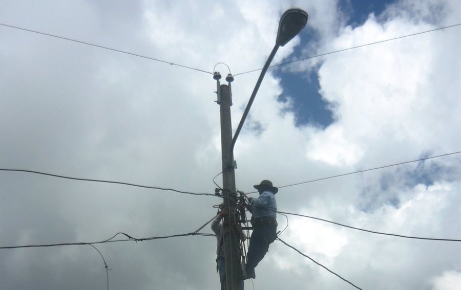 Personal del Inde y de la comuna de San Marcos efectuarán trabajos de mantenimiento en la red de distribución energética. (Foto Prensa Libre: Genner Guzmán)