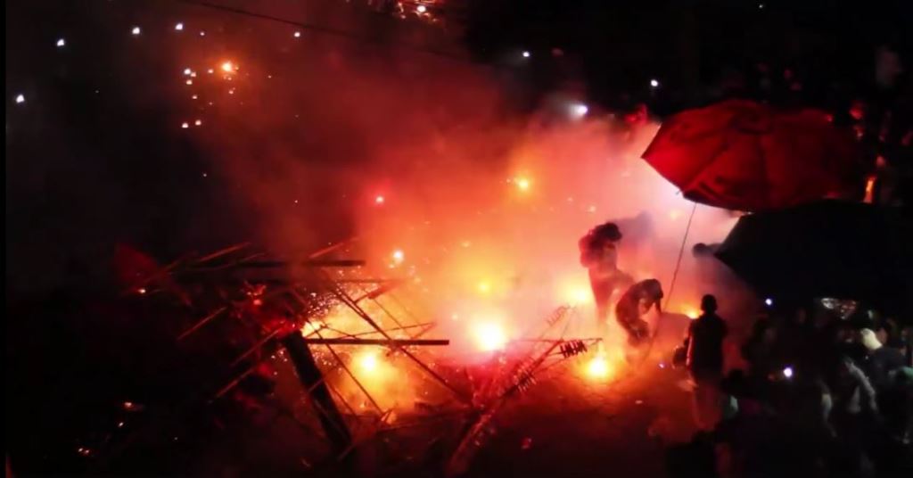 Imagen muestra momento de la angustia que vivieron decenas de personas en El Tejar. (Foto Prensa Libre).