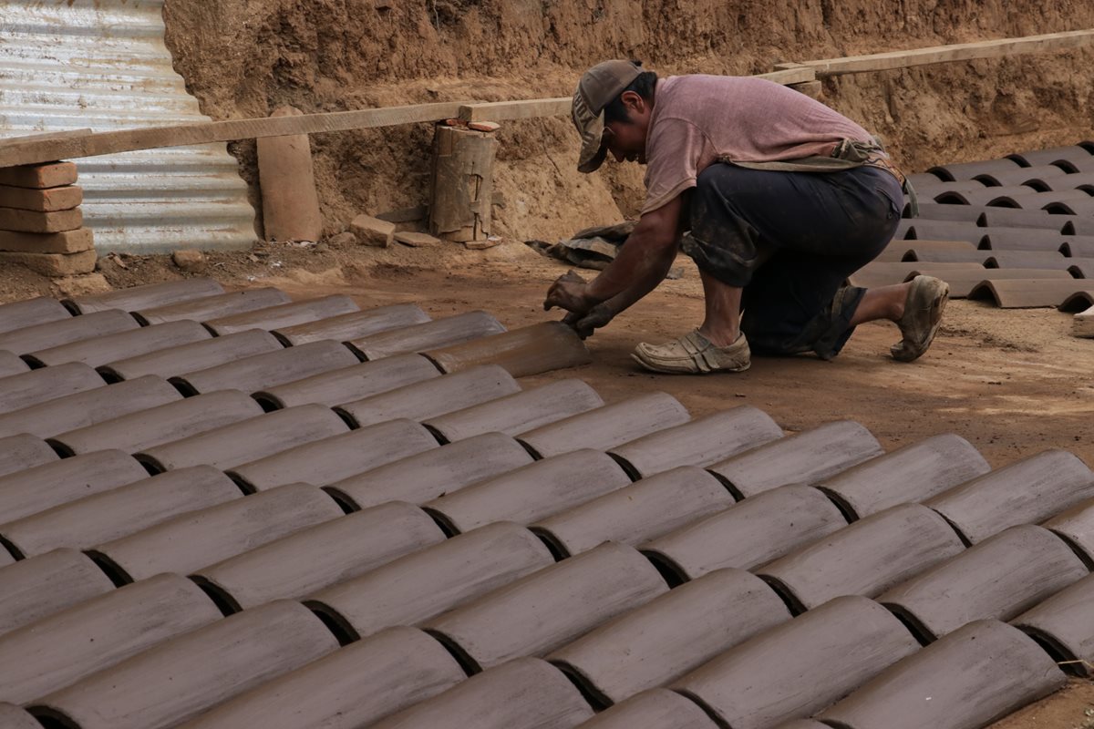 Elaboración de tejas y ladrillos es declarado Patrimonio de la Nación, productores le restan importancia