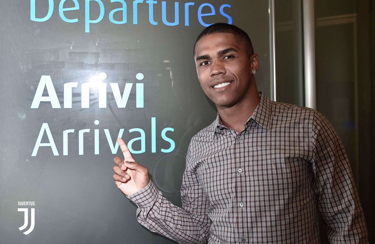 Douglas Costa posa sonriente a su arribo a Italia para firmar su contrato con la Juventus de Turín. (Foto Prensa Libre: cortesía Juventus)