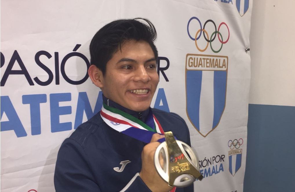 Jorge Vega fue recibido y felicitado a su regreso a Guatemala, luego de triunfar en Francia. (Foto Prensa Libre: Carlos Hernández)