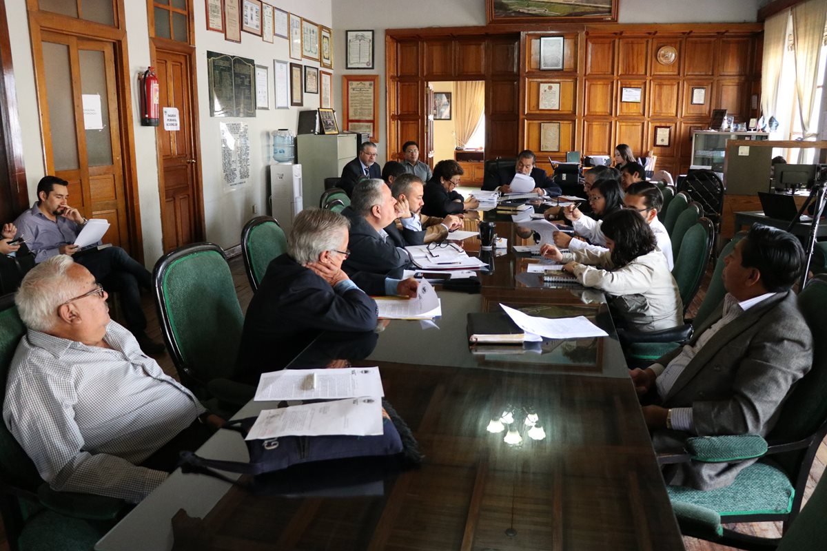 El Concejo de Quetzaltenango se reúne varias veces a la semana para tomar decisiones sobre el municipio, pero los vecinos están en desacuerdo con algunas de las medidas implementadas. (Foto Prensa Libre: María José Longo)