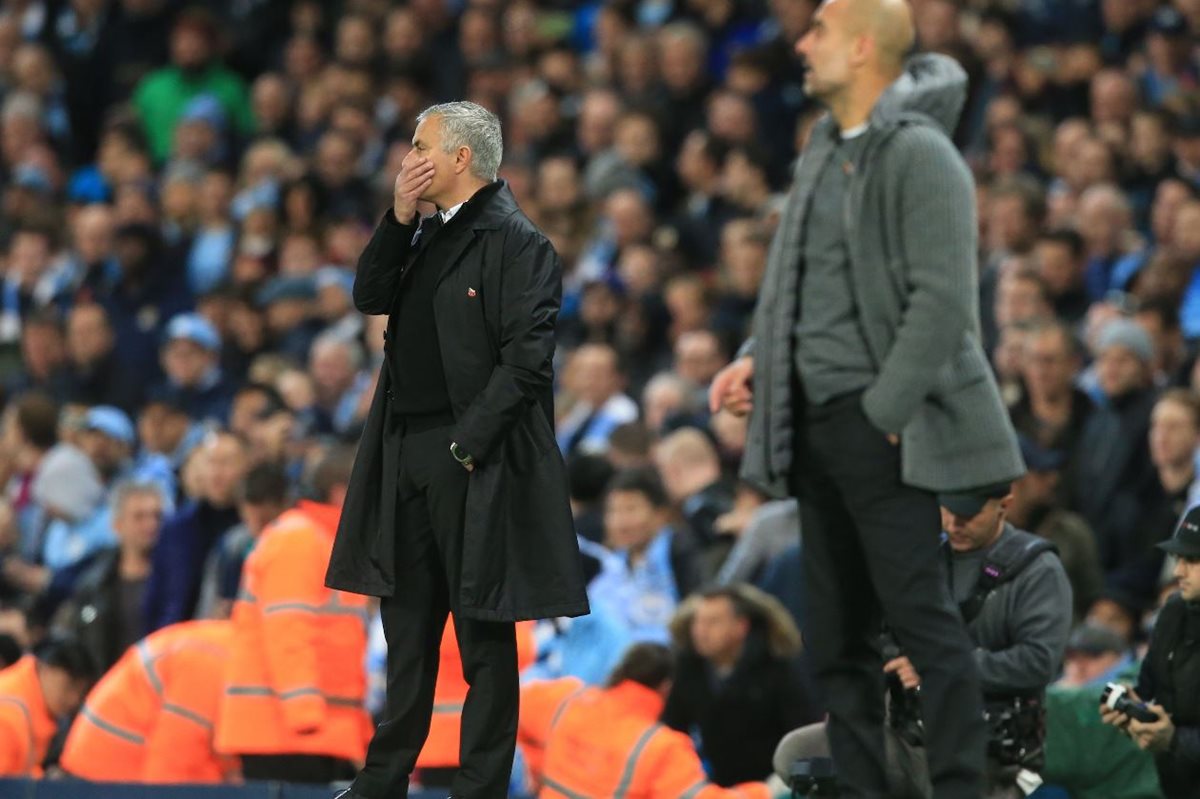 Mourinho da instrucciones en el duelo del Mánchester United contra el City. (Foto Prensa Libre: AFP).
