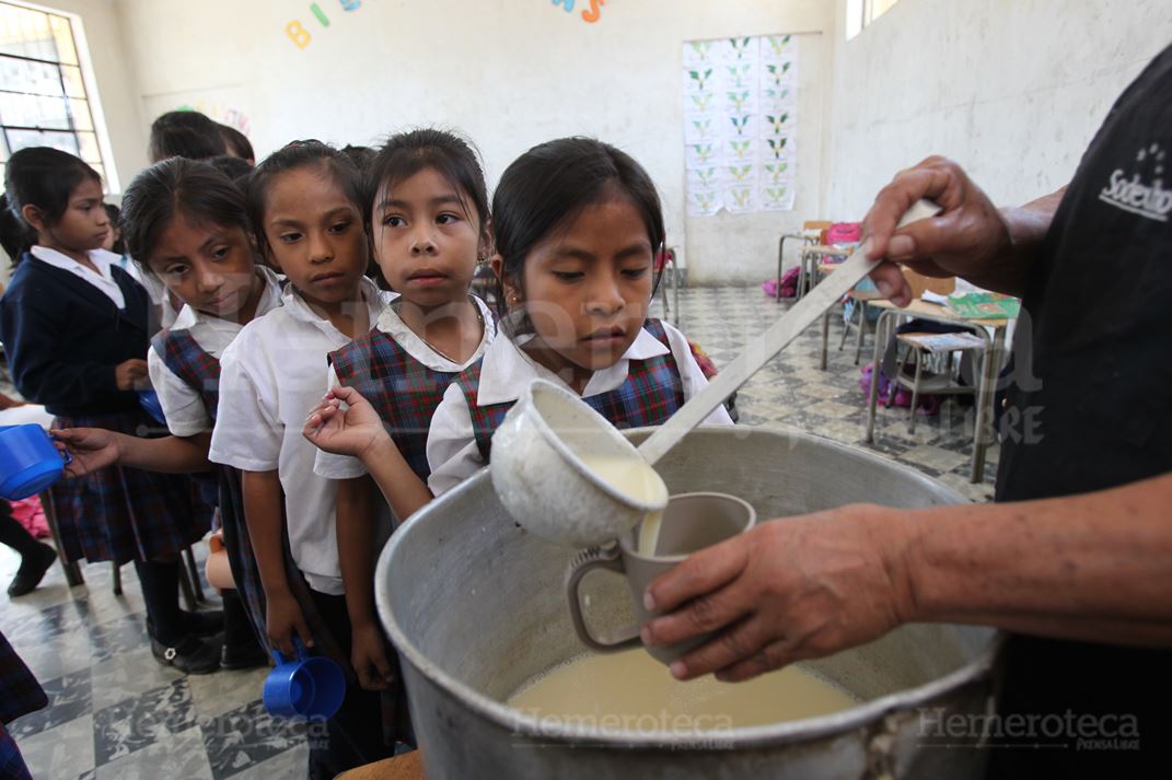 La refacción escolar tendrá un incremento para el próximo año, lo cual ayudará en la nutrición de miles de estudiantes de  escuelas pública; sin embargo, el Ejecutivo teme que no haya recursos. (Foto Prensa Libre)