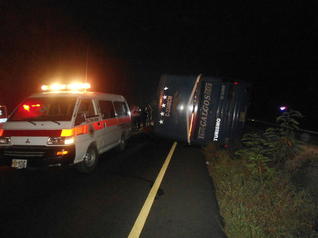 Socorristas atienden a personas heridas en accidente de tránsito en Río Bravo, Suchitepéquez. (Foto Prensa Libre: Bomberos Voluntarios)