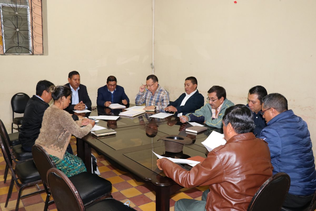 Concejo de Santa Cruz del Quiché reunido durante sesión ordinaria, en la comuna. (Foto Prensa Libre: Héctor Cordero)