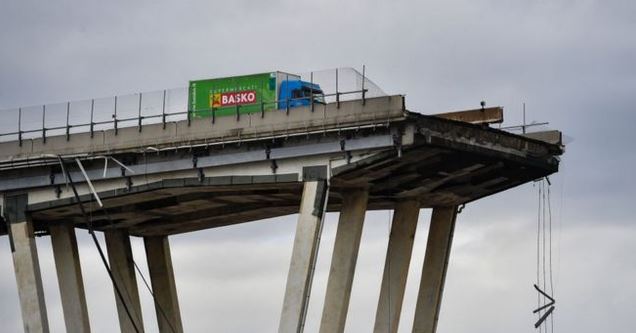 Diariamente el puente estaba sometido a un alto nivel de tráfico de autos y de vehículos de transporte de carga. (Foto Getty Images)