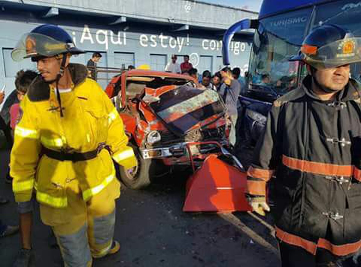 Socorristas usaron equipo hidráulico para sacar los cuerpos de las víctimas. (Foto Prensa Libre: Whitmer Barrera)