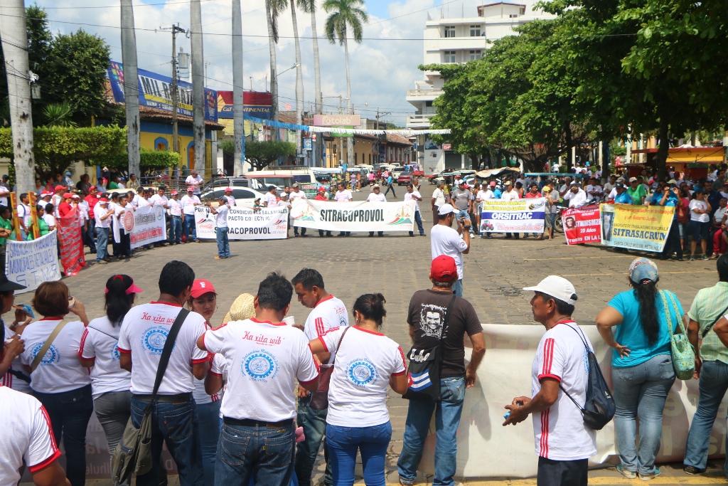 Sindicalistas y campesinos de Retalhuleu exigen una mejor Guatemala. (Foto Prensa Libre: Rolando Miranda).