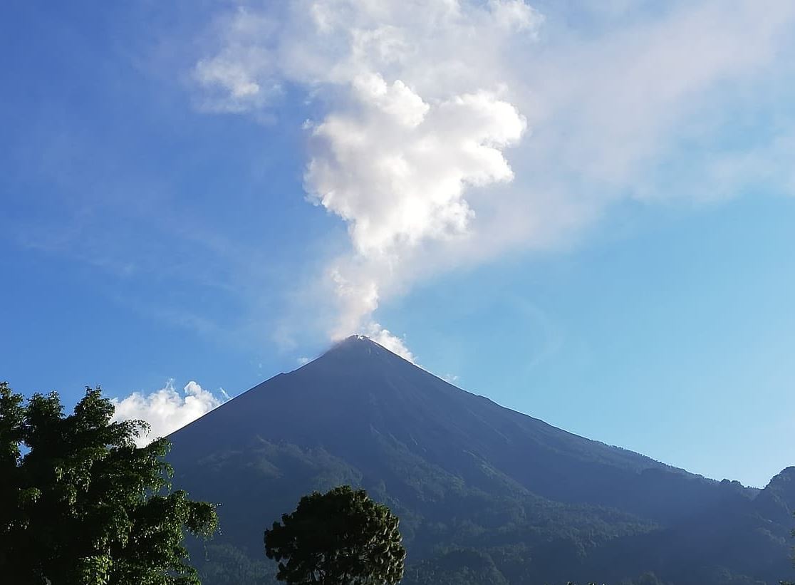 Actividad del Volcán de Fuego esta mañana, lo que provoca caída de ceniza en lugares aledaños. (Foto Prensa Libre: Conred)