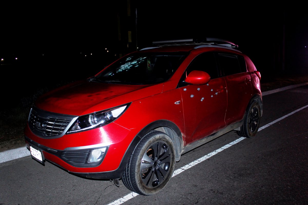 La camioneta agrícola de modelo reciente que fue abandonada en Chimaltenango presenta 17 perforaciones de bala. (Foto Prensa Libre:)