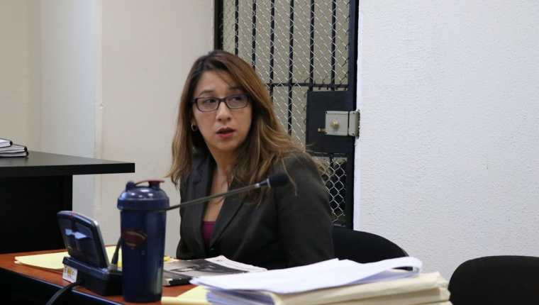 Exfuncionaria Claudia Ávila, durante la audiencia del inicio del juicio en el Tribunales Segundo de Sentencia Penal. (Foto Prensa Libre: María José Longo)
