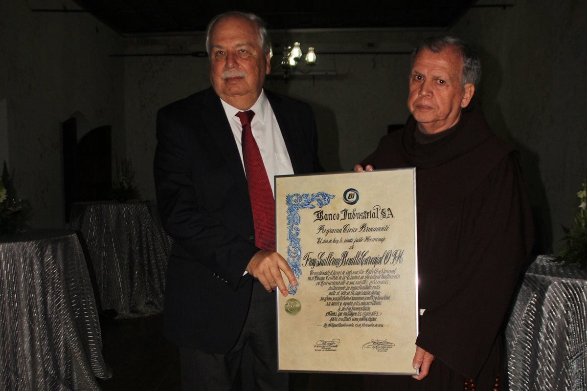 Fray Guillermo Bonilla recibe homenaje en Antigua Guatemala. (Foto Prensa Libre: Miguel López)