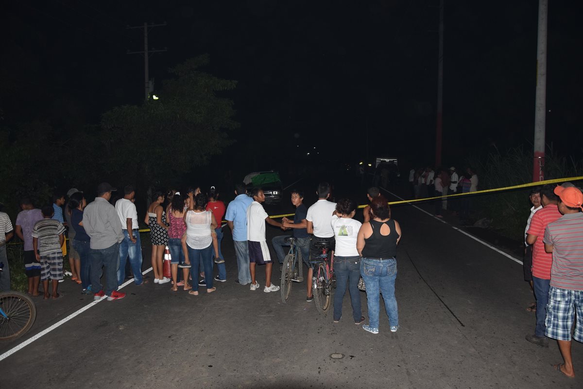 Vecinos de Masagua, Escuintla, alarmados por ataque armado contra una familia. (Foto Prensa Libre: Carlos E. Paredes)