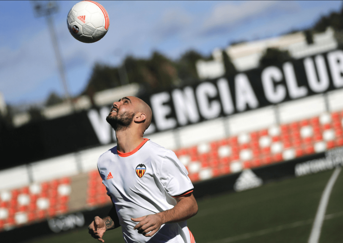 El nuevo delantero italiano Simone Zaza fue presentado con el Valencia para esta temporada. (Foto Prensa Libre: EFE)