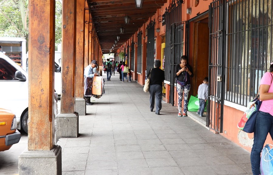 El Portal de la Calzada de Santa Lucía cuenta con 11 locales municipales y siete privados. (Foto Prensa Libre: Julio Sicán).