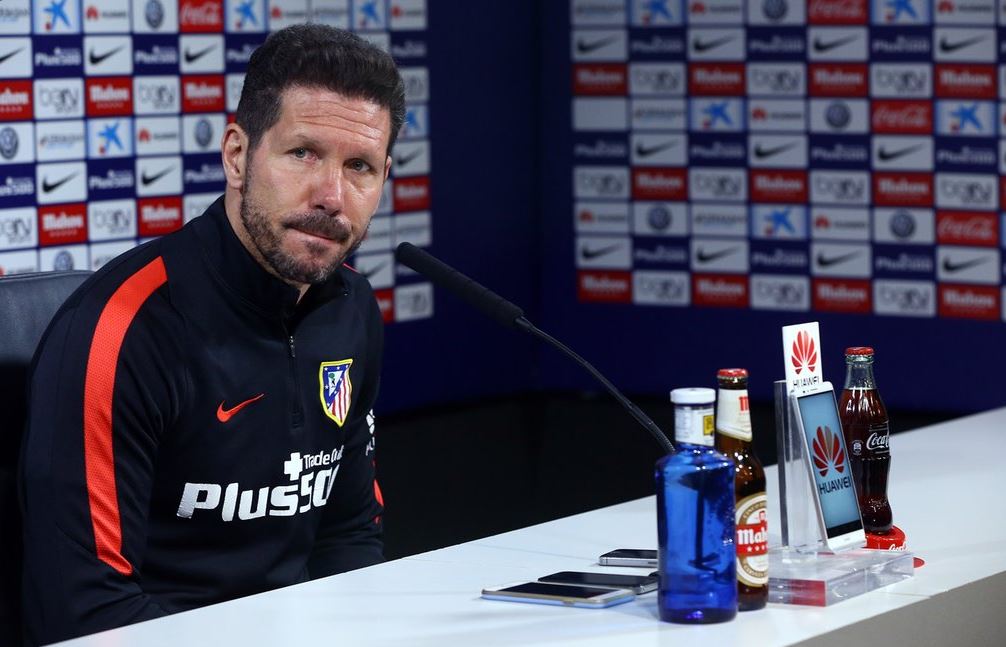 El técnico Diego Simeone, del Atlético de Madrid, en la última conferencia de prensa antes del cierre de la Liga española. (Foto Prensa Libre: Atlético de Madrid)